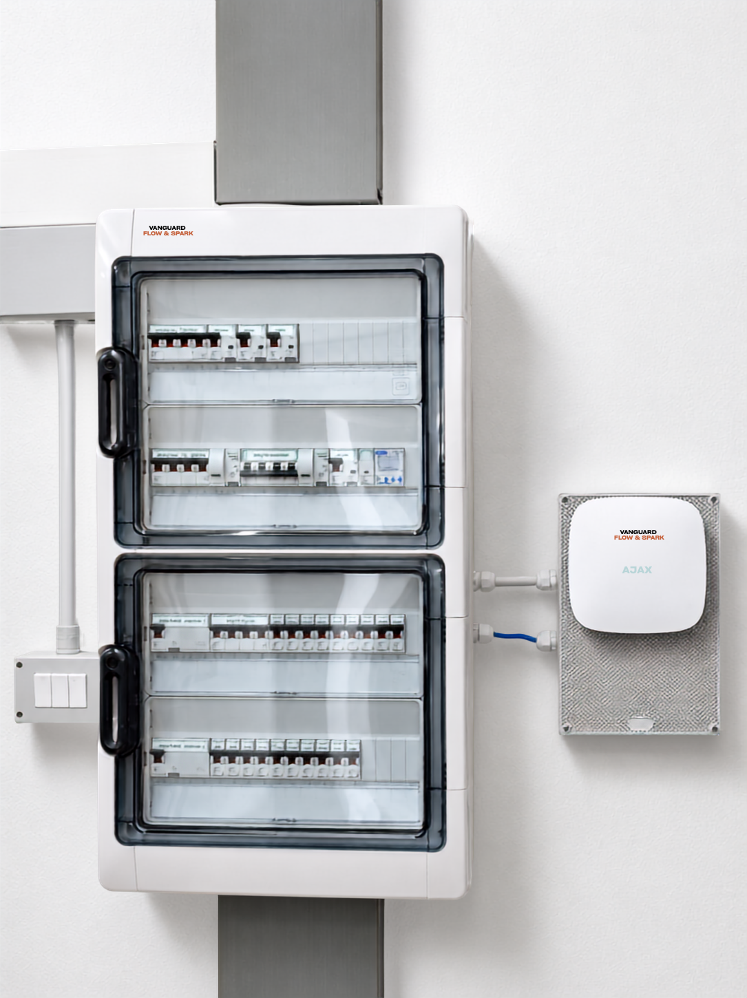 Elettricista che lavora su quadro elettrico residenziale